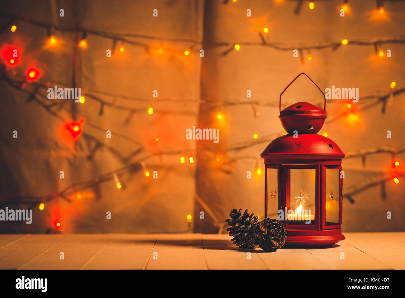 Weihnachtsbaum Licht auf Holztisch. Stockfoto