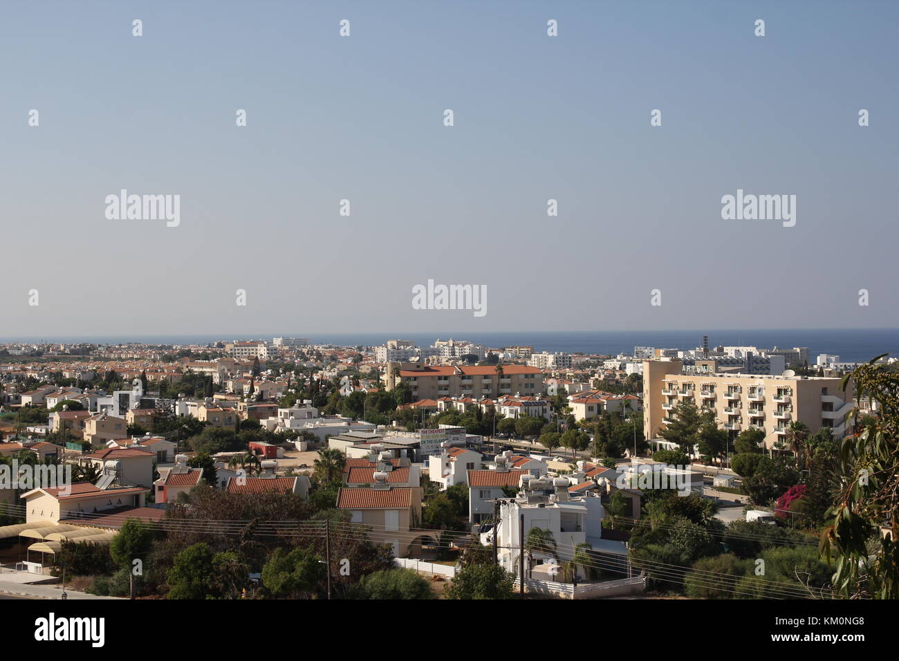 Das Meer der Resort City von der Höhe der Vogel fliegen Stockfoto