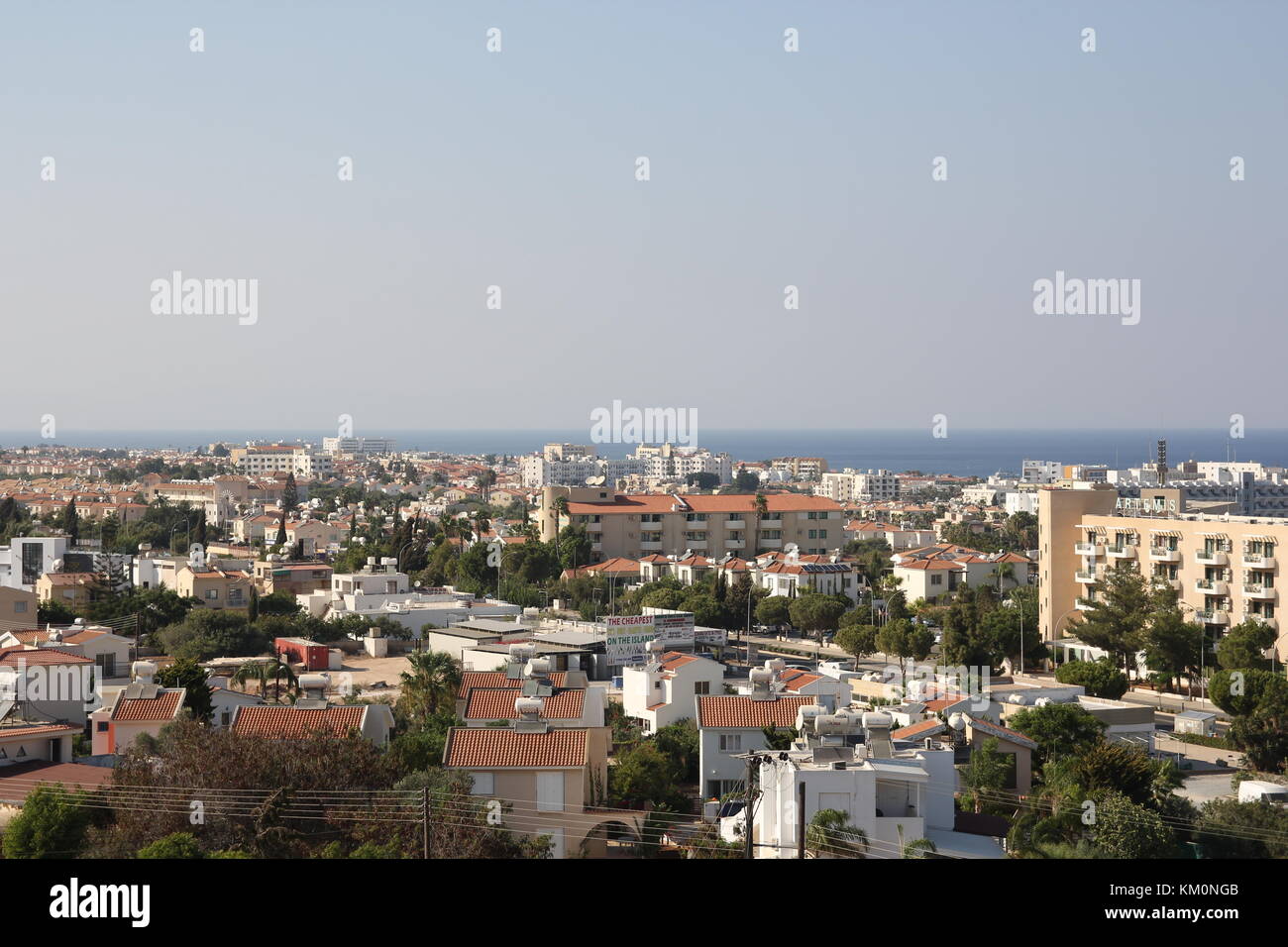 Das Meer der Resort City von der Höhe der Vogel fliegen Stockfoto