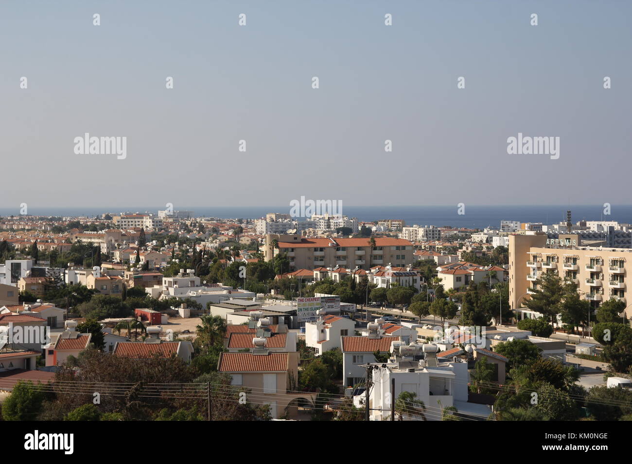 Das Meer der Resort City von der Höhe der Vogel fliegen Stockfoto