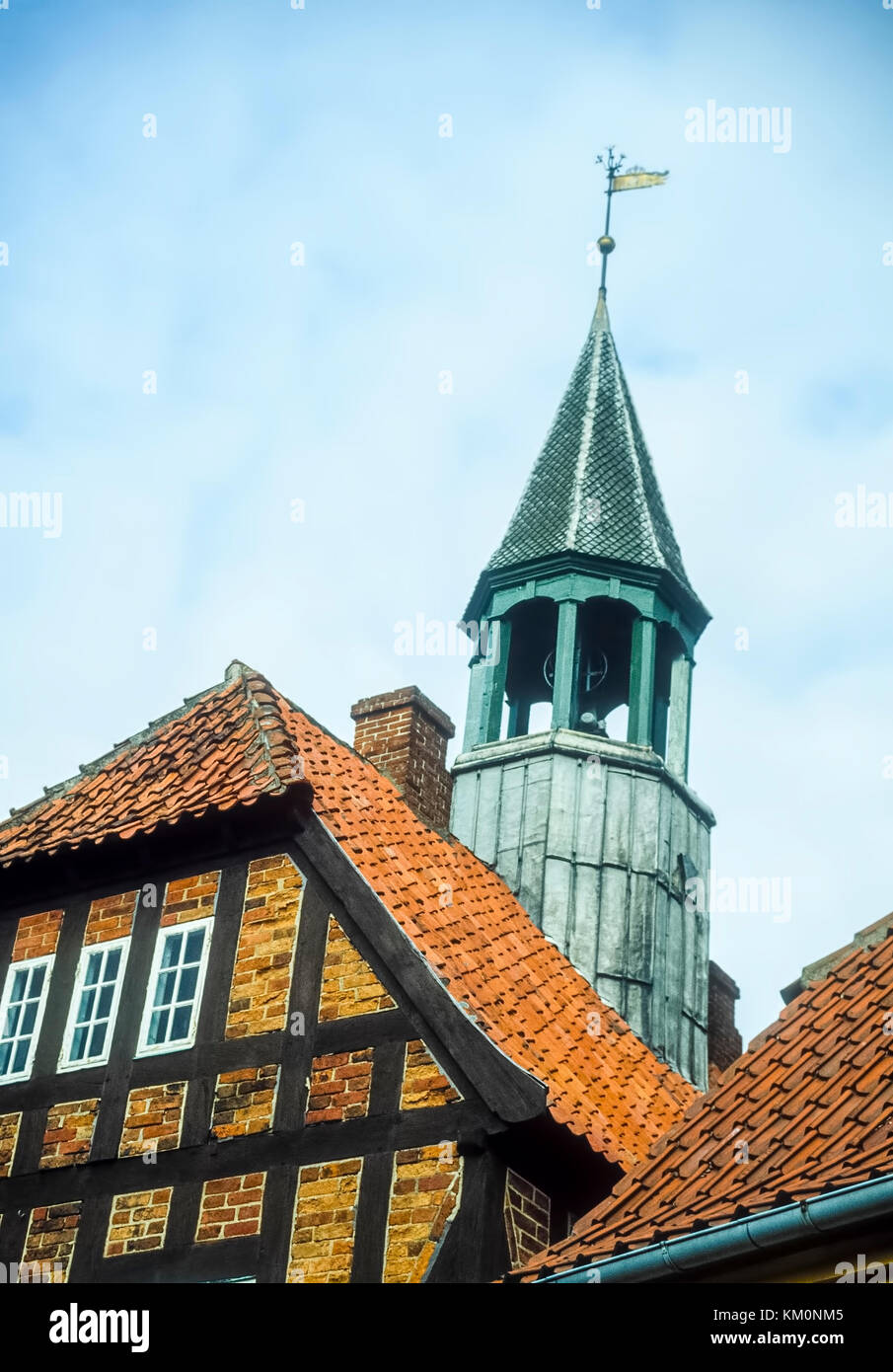 Dachterrasse mit Blick in die malerische Stadt Ebletoft in Dänemark Stockfoto