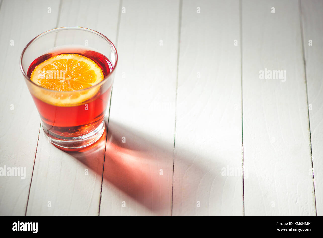 Tasse heiße Weihnachten trinken. Glühwein mit Orange. Stockfoto