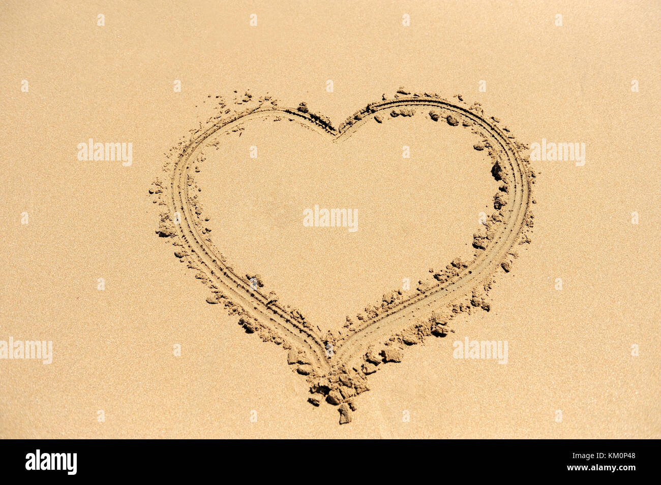 Eine Herzform in den Sand gezeichnet Stockfoto