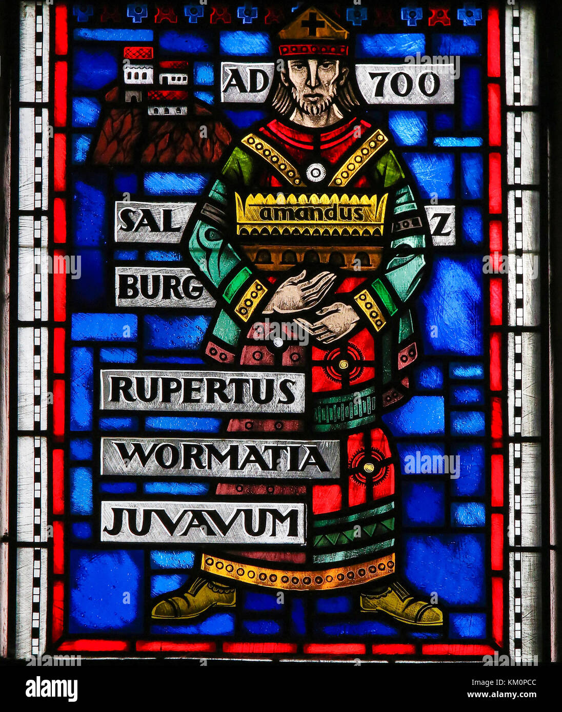 Glasmalereien in Wormser Dom in Worms, Deutschland, Darstellung von Rupert von Salzburg, der Bischof von Worms sowie der erste Bischof von Salzburg Stockfoto