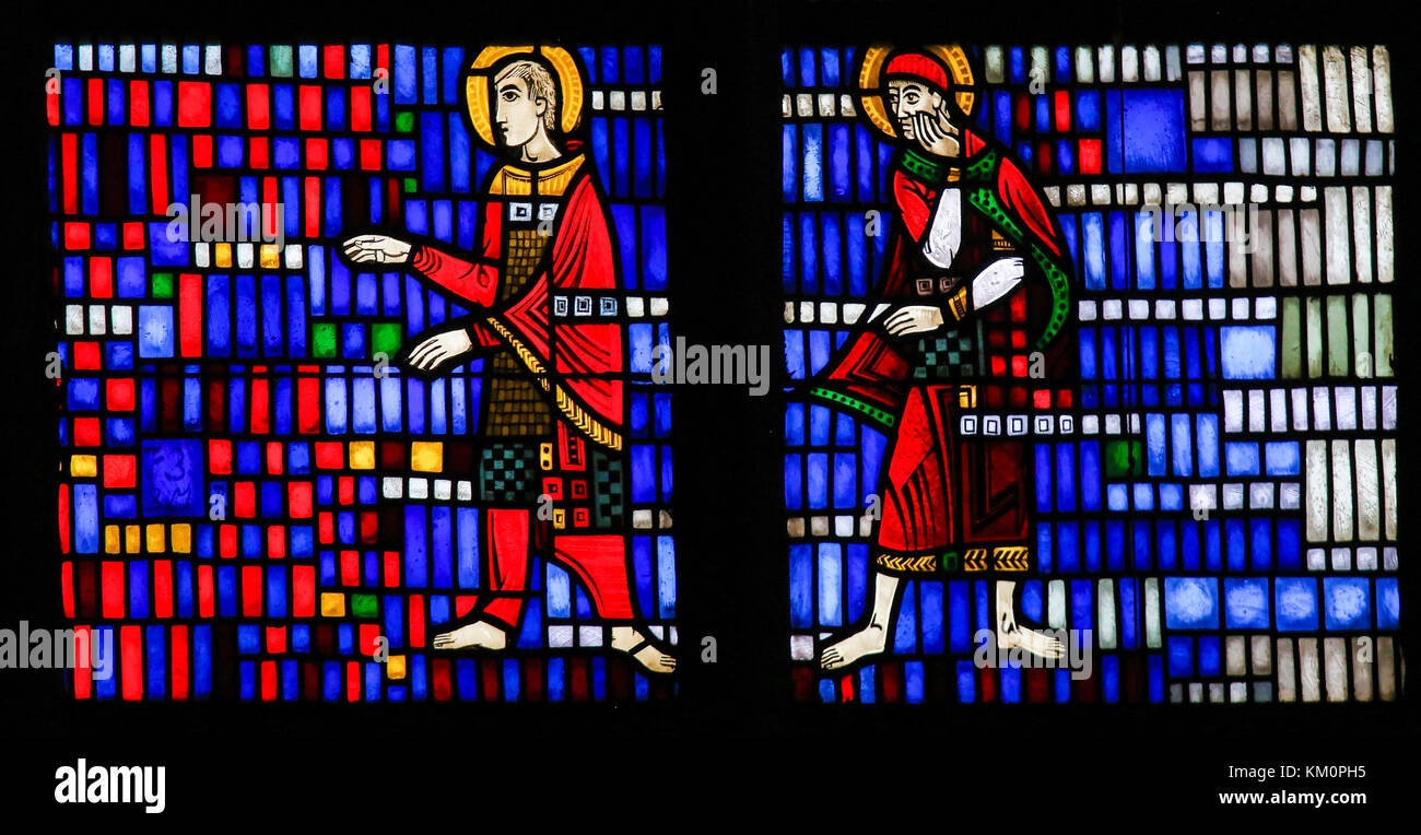 Glasmalereien in Wormser Dom in Worms, Deutschland, mit zwei katholischen Heiligen Stockfoto