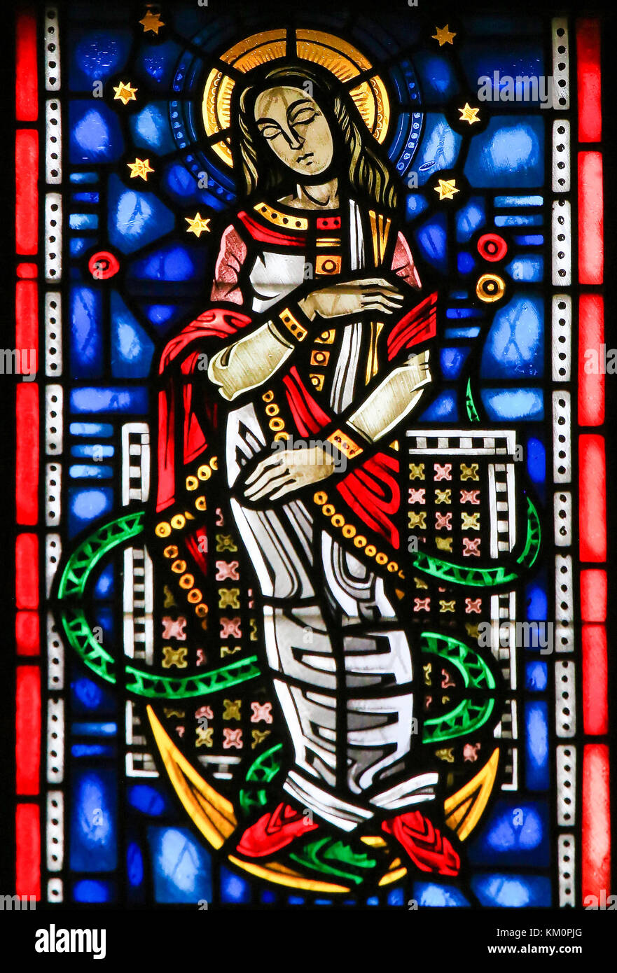Glasmalereien in Wormser Dom in Worms, Deutschland, mit der Darstellung der Jungfrau Maria auf eine Schlange Stockfoto