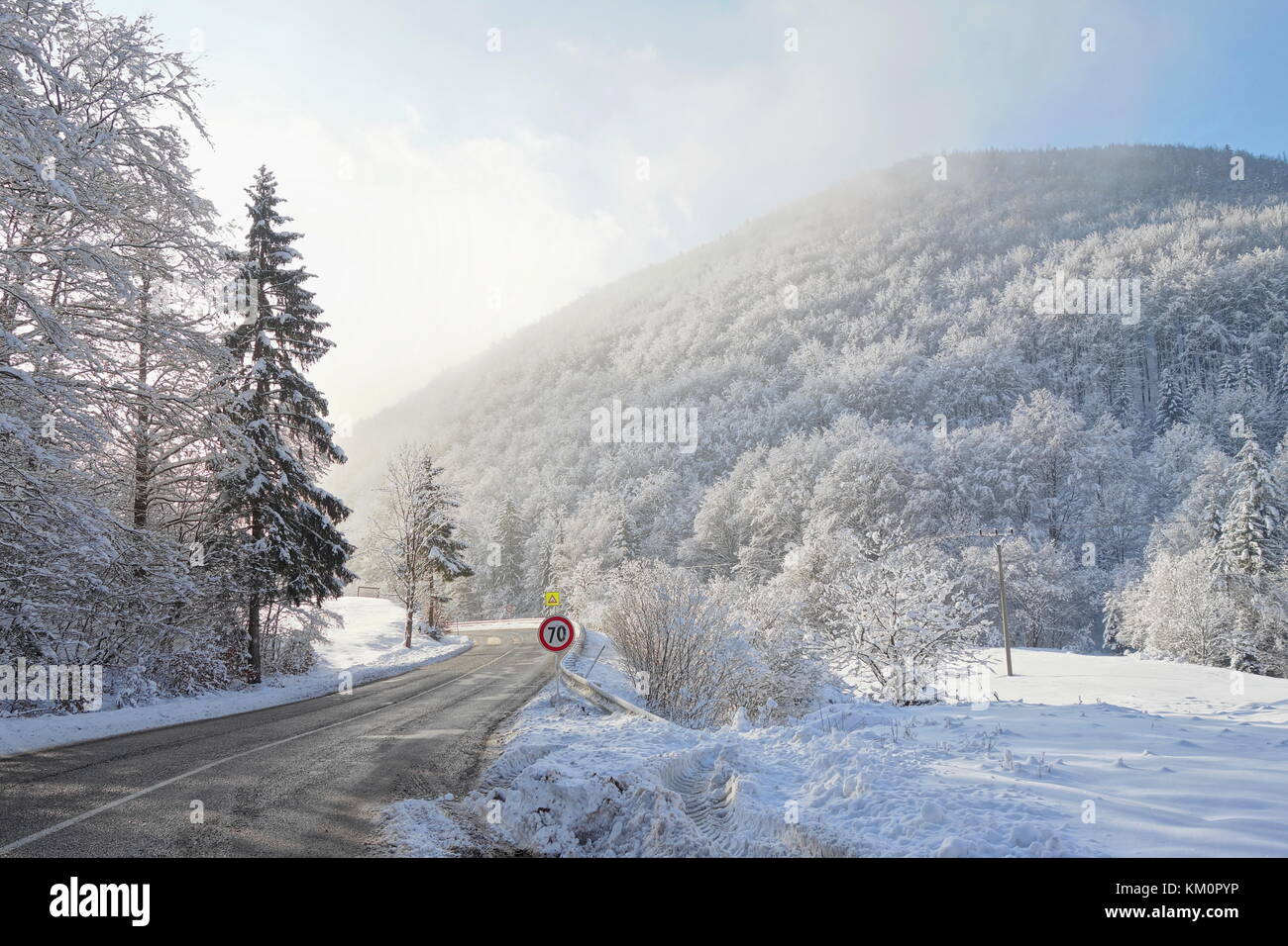 Winter, Schnee auf der Straße. Schnee Unglück auf der Straße, sonnigen Tag. Stockfoto