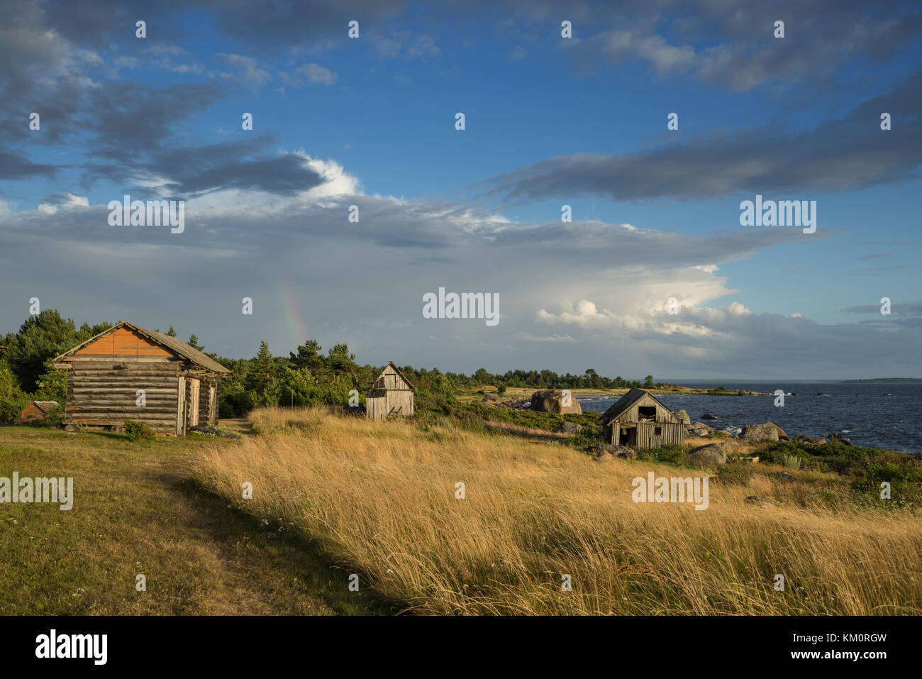 Verlassene Häuser in der Ostsee. Shore, Natur und Ruinen Einrichtungen Architektur Konzept. Mohni, kleine Insel in Estland, Europa. Stockfoto