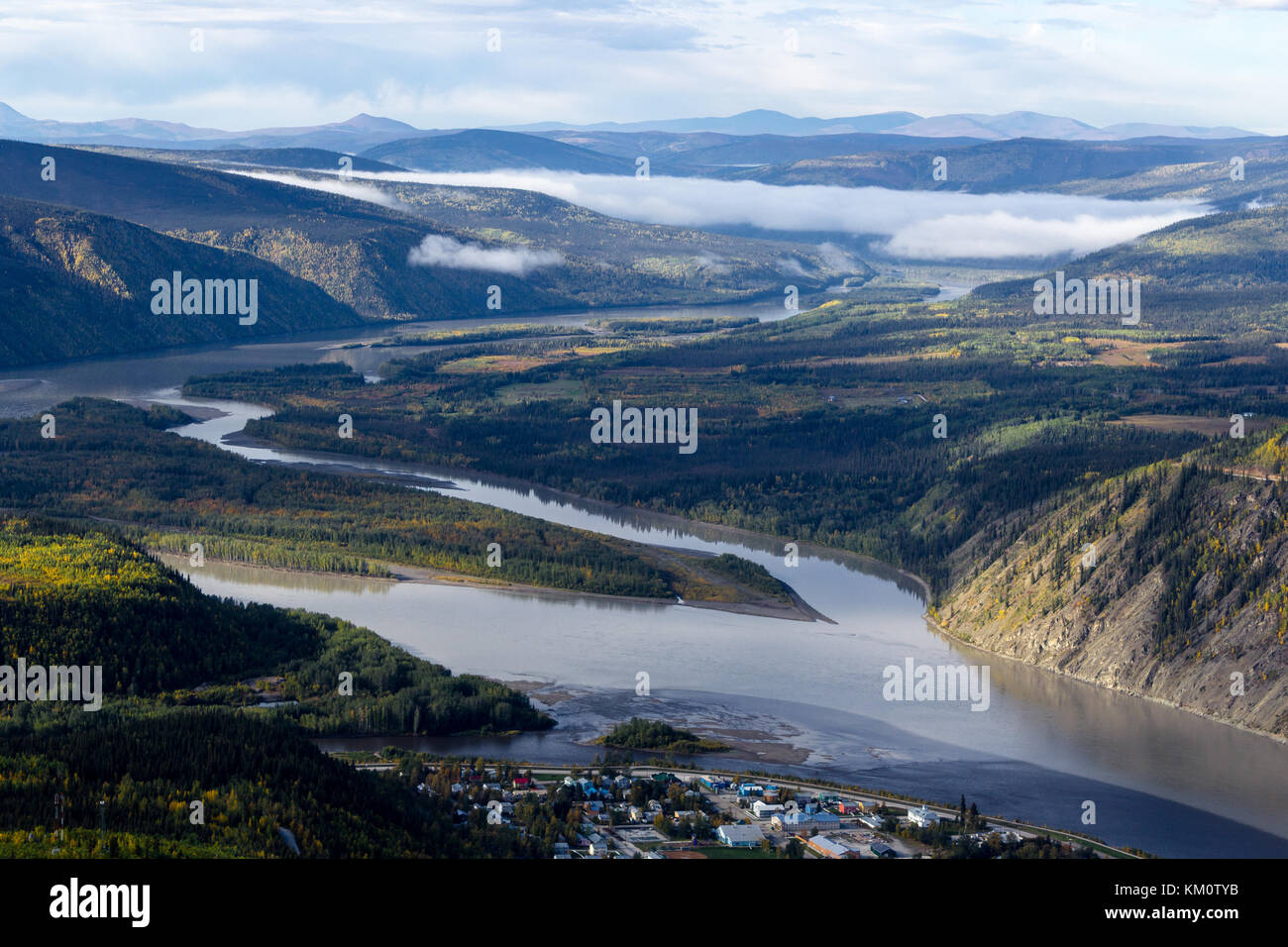 Blick auf den Yukon und Klondike River über Dawson City, Yukon, Kanada Stockfoto