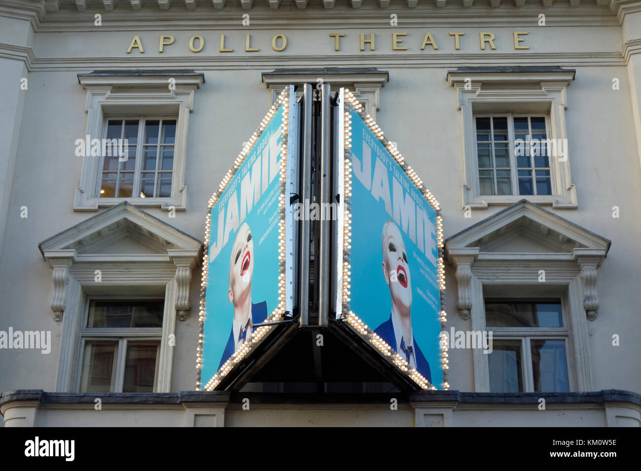 Theater Signage am Apollo Theater in der Shaftesbury Avenue in Londons