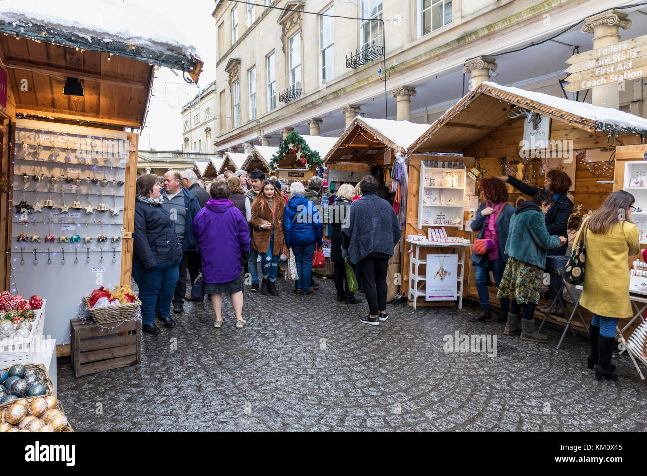 Shopper auf dem Bath Christmas Market, Bath, Somerset, England, Großbritannien Stockfoto