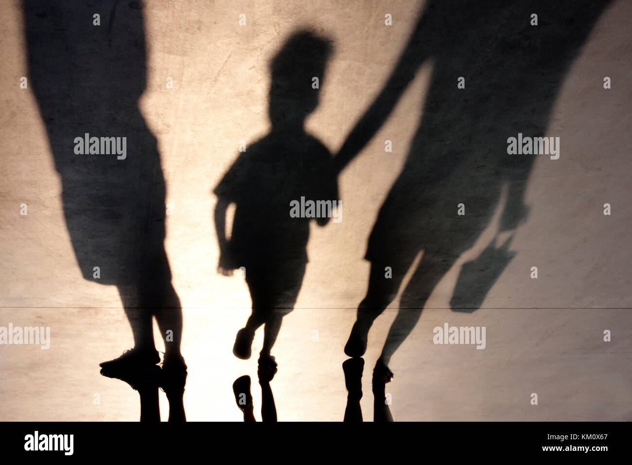 Verschwommene Schatten der Mutter mit Sohn Hand in Hand und ein Mann stand neben Ihnen Stockfoto