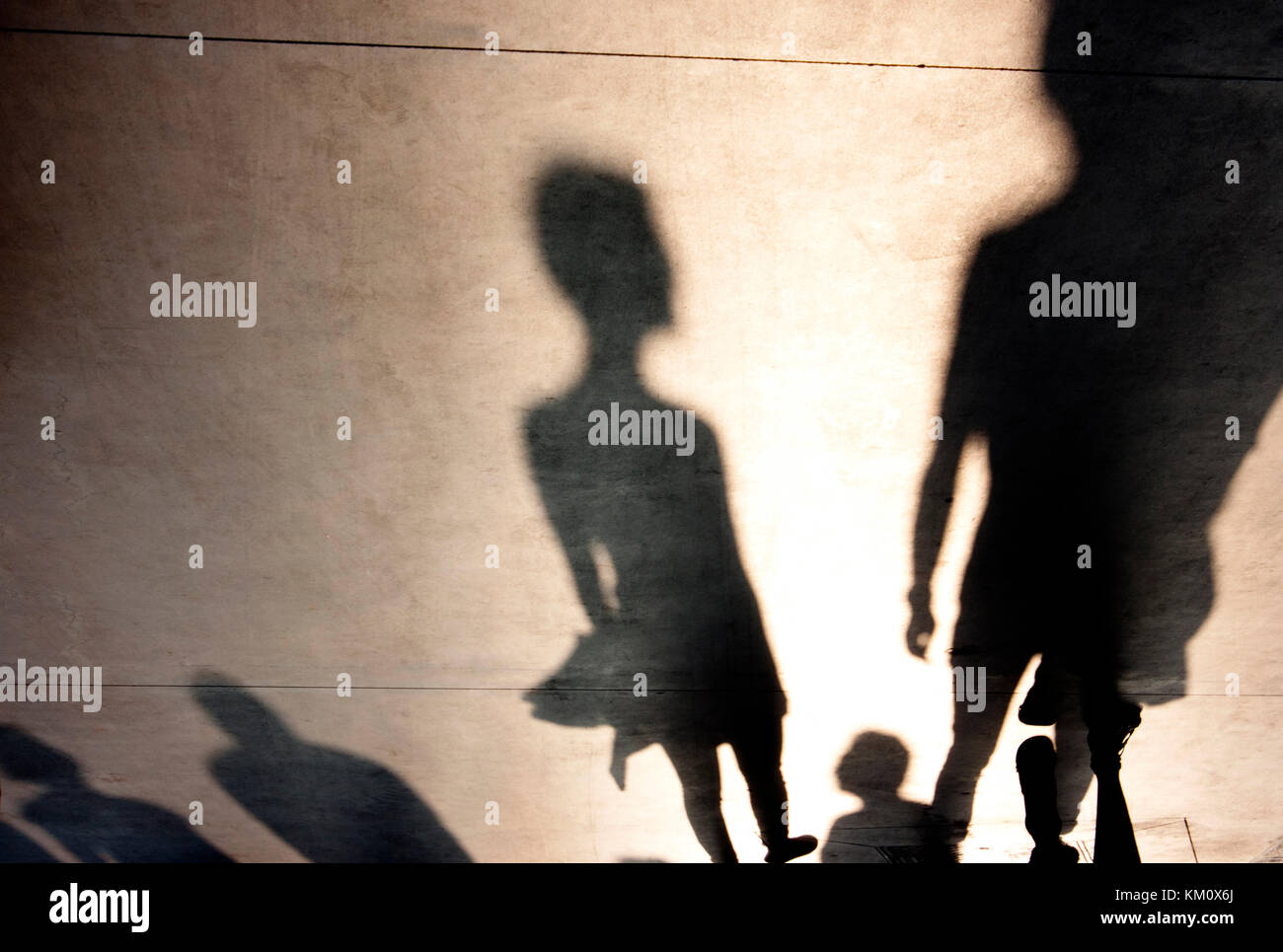 Verschwommene Schatten Silhouetten von Menschen zu Fuß auf misty Sommer promenade Stockfoto
