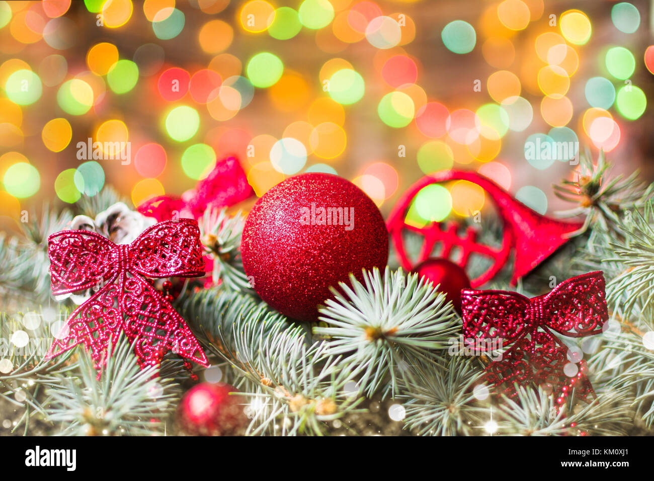Rote Bänder am Weihnachtsbaum mit festlichen Hintergrund Stockfoto