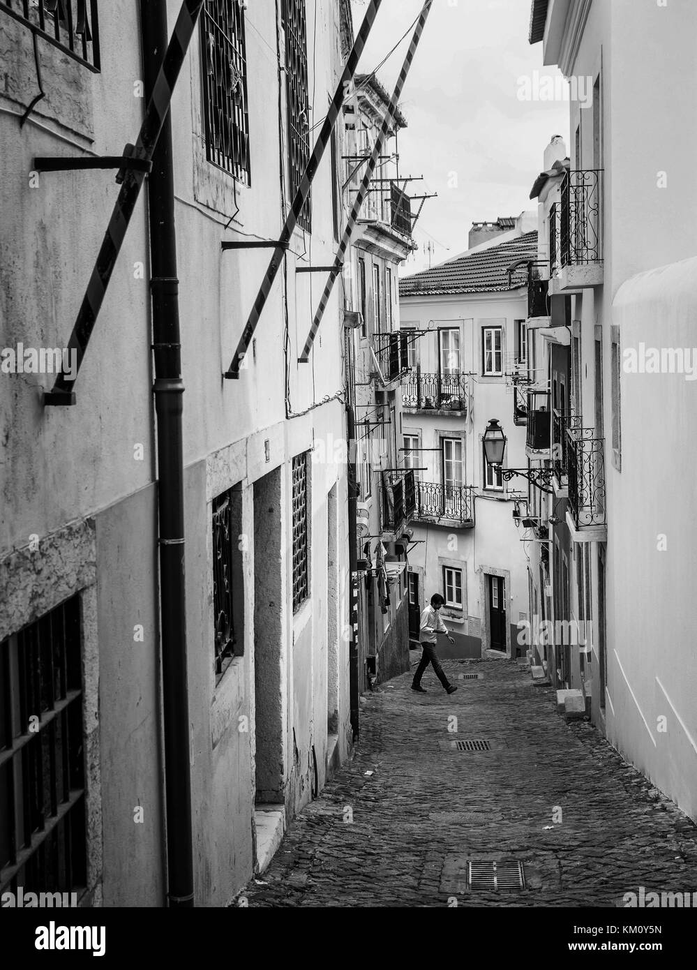 Bunte Straße in Alfama Viertel, alten malerischen Teil von Lissabon, Hauptstadt von Portugal Stockfoto
