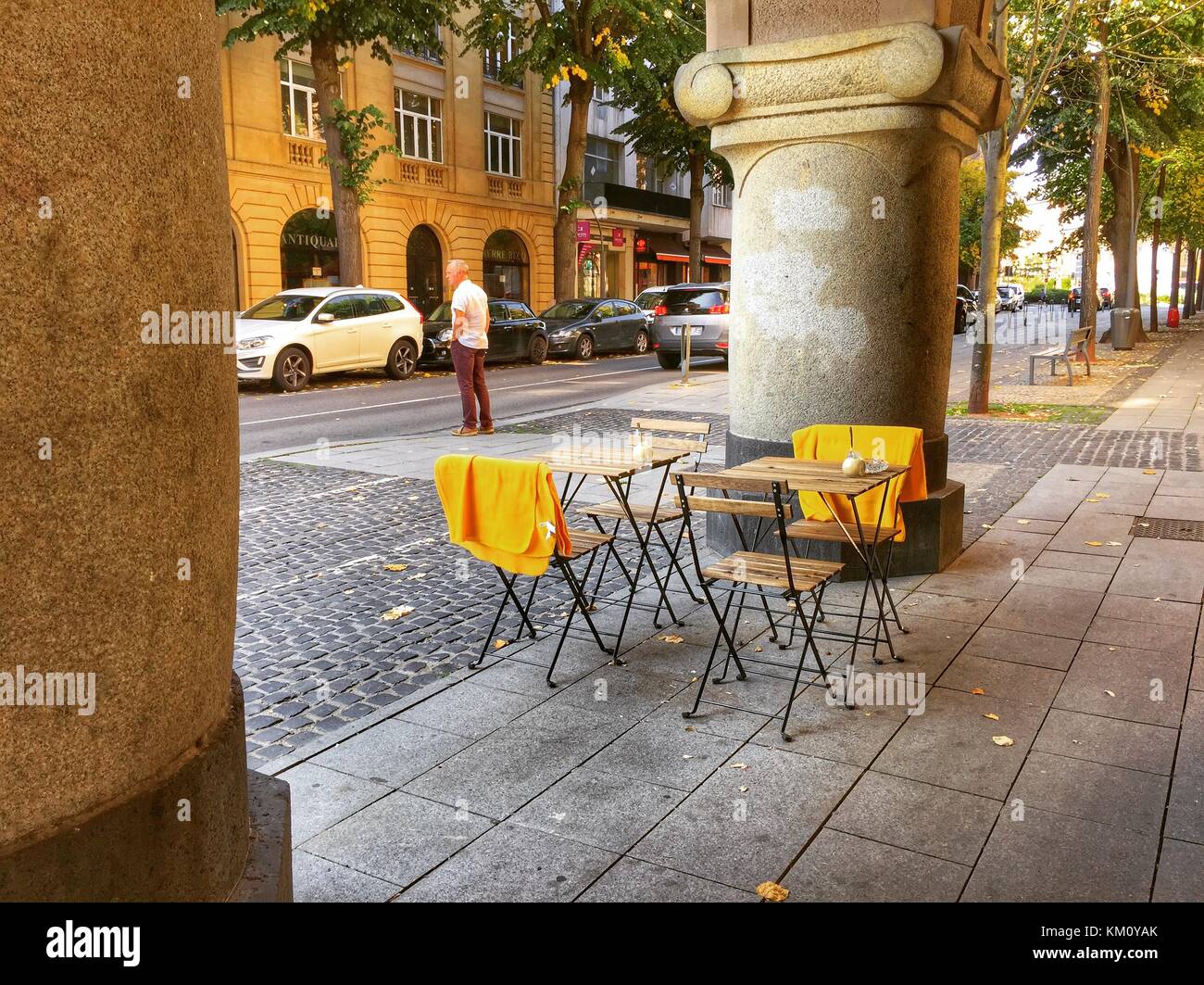Leere Stühle und Tische stehen vor einem Café, Metz Frankreich Stockfoto