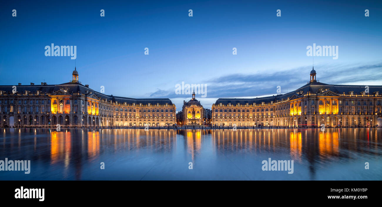 Place de la Bourse ist eine der bekanntesten Sehenswürdigkeiten von Bordeaux. Der Architekt Ange-Jacques Gabriel. Es war von 1730 bis 1775 erbaut. Stockfoto