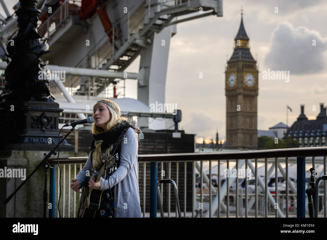 Straße Sänger und Musiker in London South Bank mit der Big Ben auf dem Hintergrund. Querformat. Stockfoto
