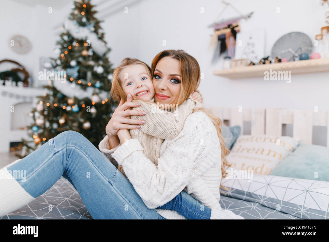 Mutter und Tochter spielen Stockfoto