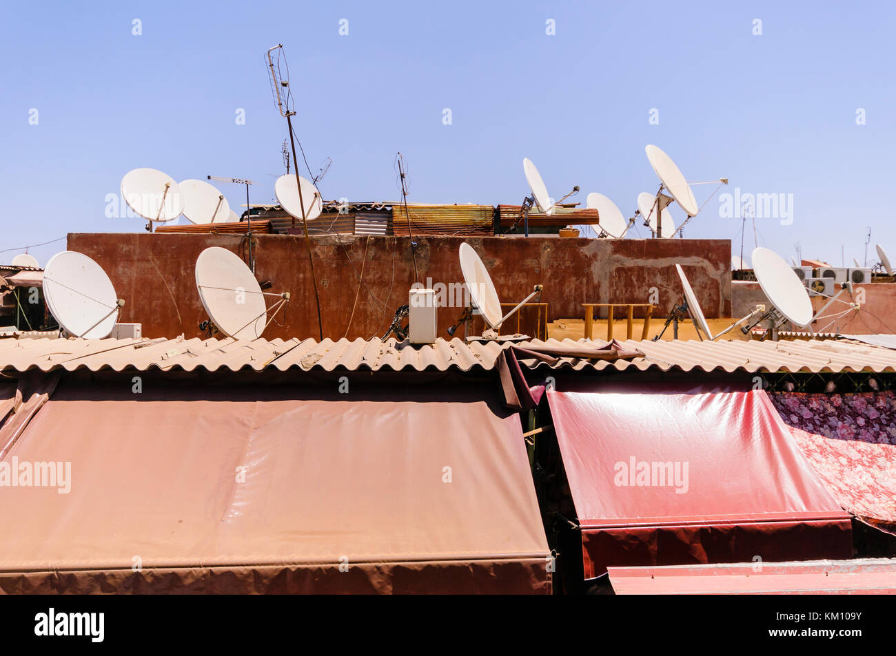 Satellitenschüsseln auf dem Dach eines Gebäudes in Marokko Stockfoto