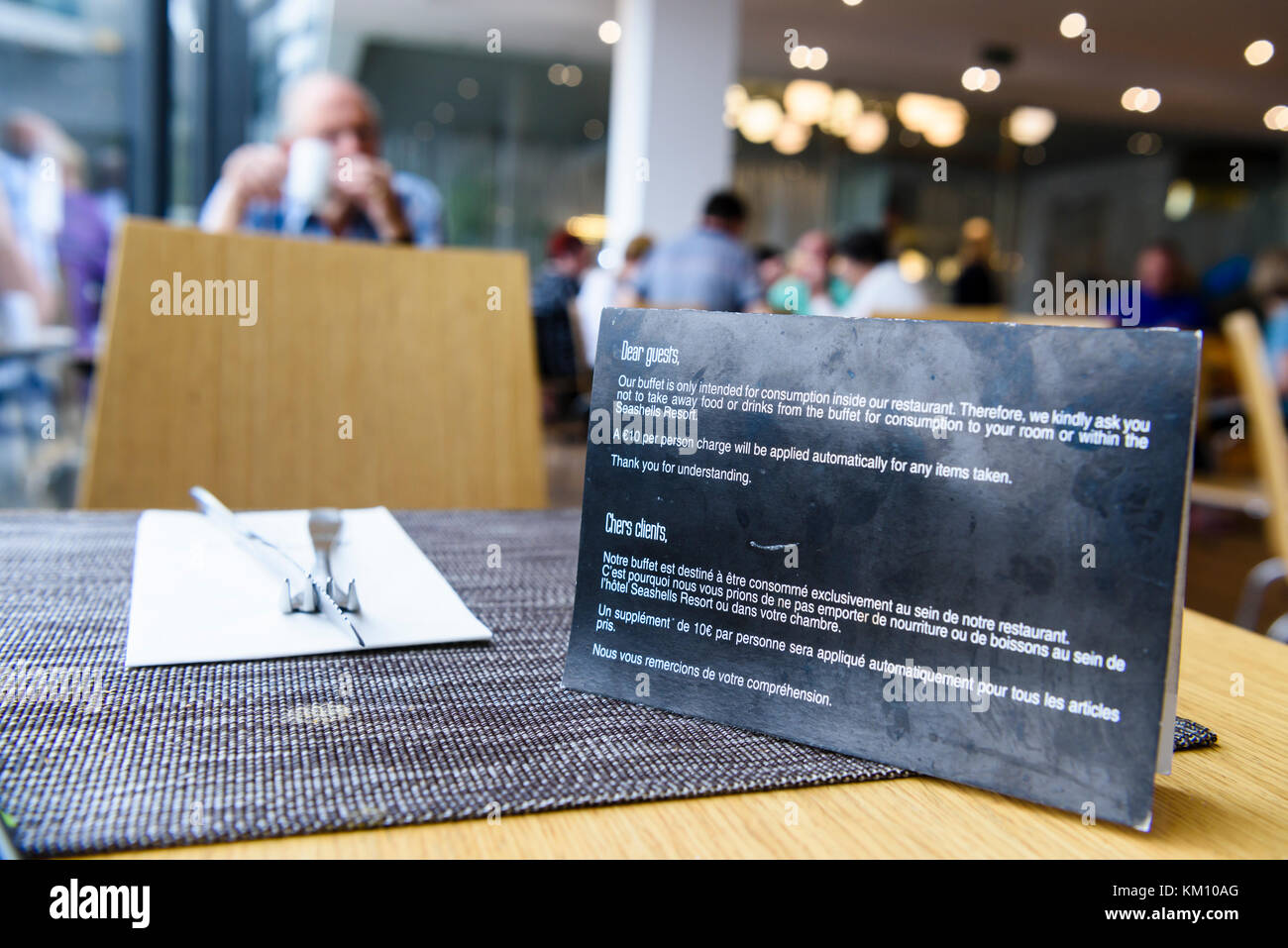 Anmelden ein hotel restaurant Warnung Gäste nicht zu Essen vom Frühstücksbuffet entfernen, ansonsten wird eine Gebühr von 10 € berechnet. Stockfoto