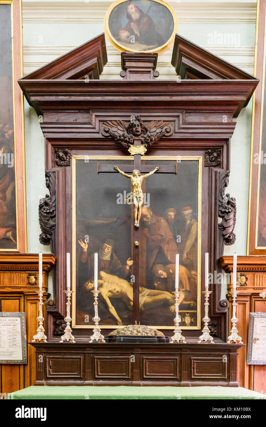 Altar in der Saint Paul's Cathedral, Mdina, Malta mit einem Gemälde der Kreuzigung von Jesus Christus. Stockfoto
