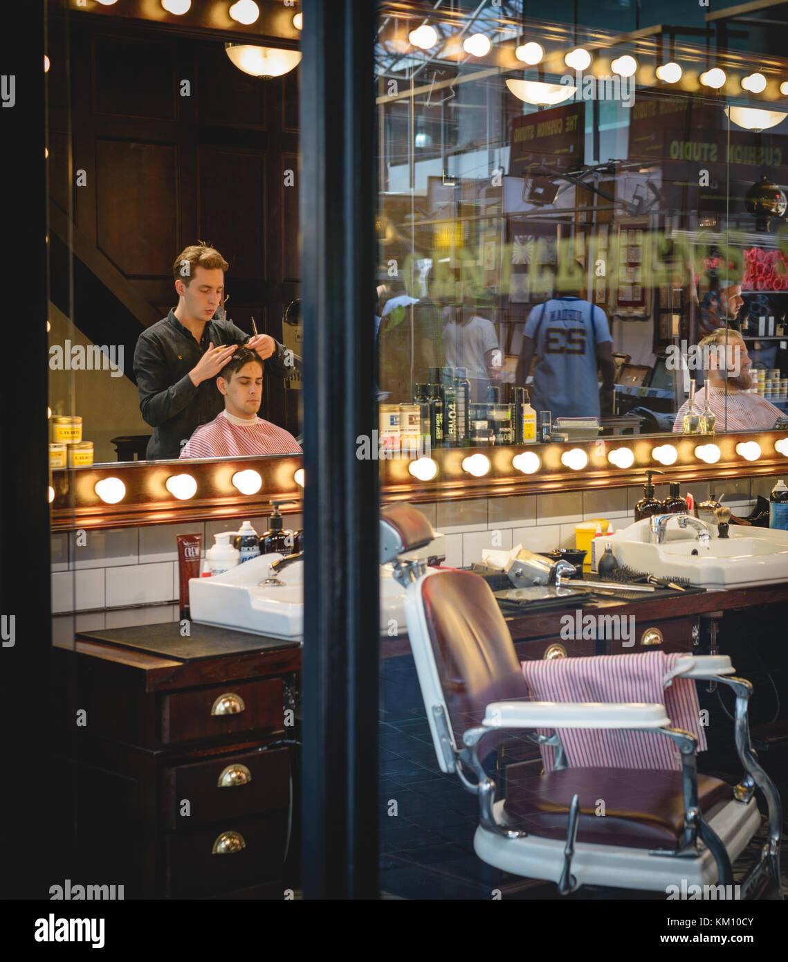 Friseur in Spitalfields Market in London (UK). Juli 2017. Stockfoto