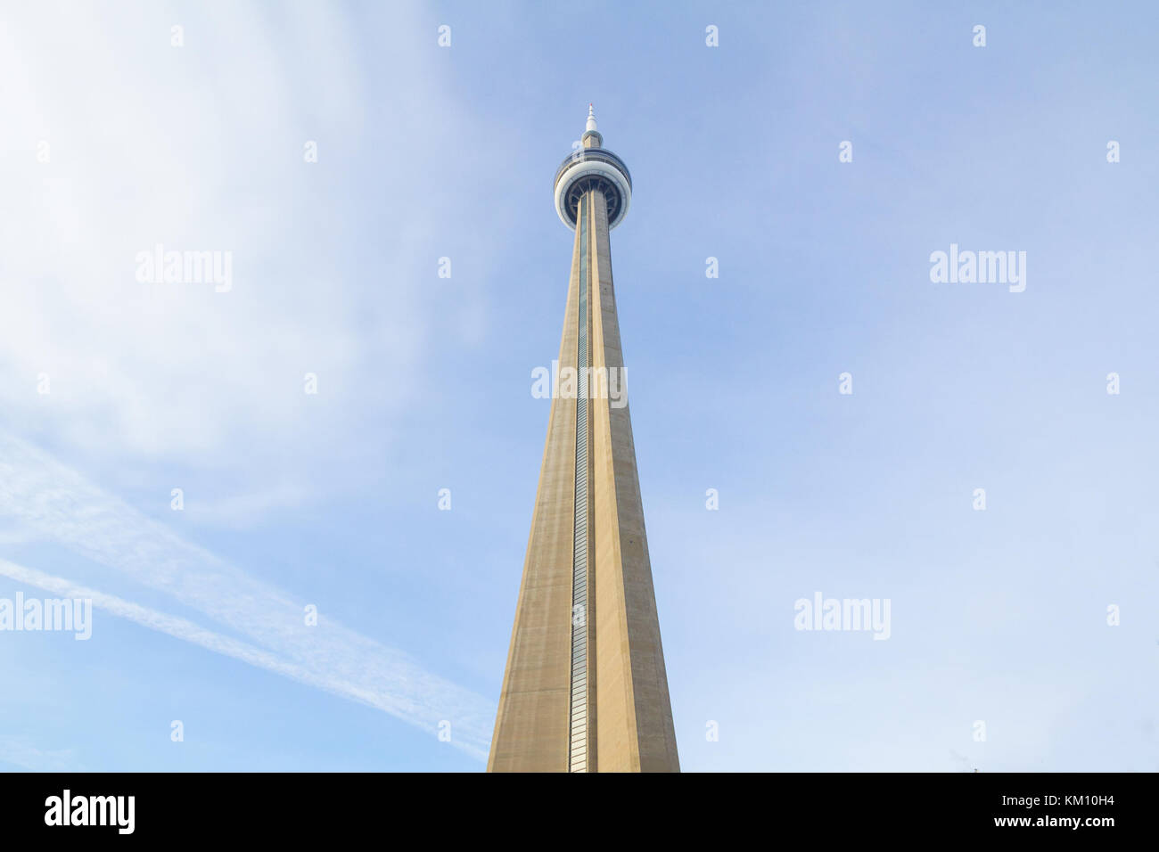 Toronto, Kanada - Dezember 20,2016: Blick auf die Canadian National Tower (CN Tower) von der Unterseite der an einem sonnigen Nachmittag. Es ist eines der wichtigsten La Stockfoto