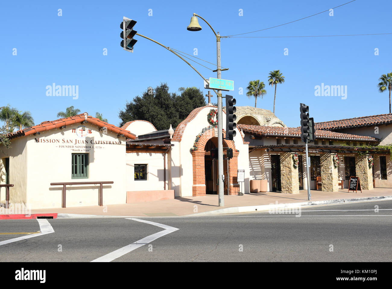San Juan Capistrano, CA - 1. Dezember 2017: Haupteingang der Mission San Juan Capistrano. Das historische Wahrzeichen und Museum ist der Geburtsort von Orange C. Stockfoto
