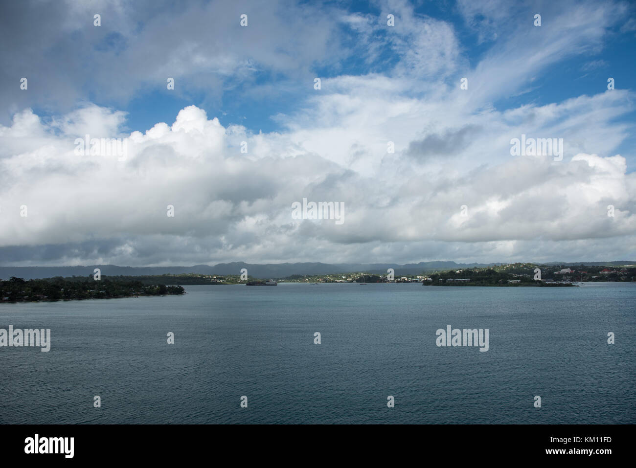 PORT VILA, VANUATU, PAZIFIKINSELN-DEZEMBER 1,2016: Containerschiff im Pazifischen Ozean unter bewölktem Himmel vor der Küste in Port Vila, Vanuatu Stockfoto