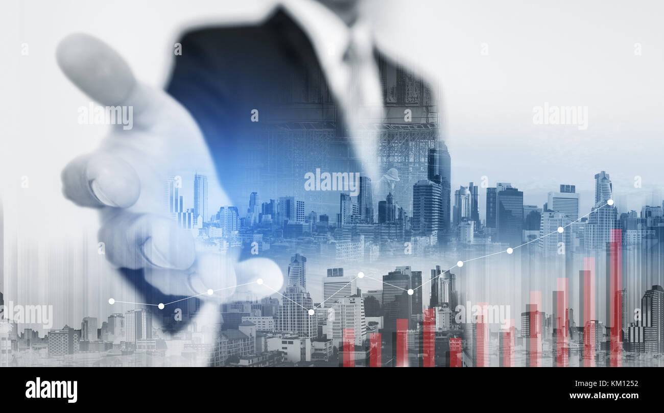 Double Exposure Geschäftsmann zur Verlängerung der Hand mit Gebäuden in der Stadt und die Grafik Stockfoto
