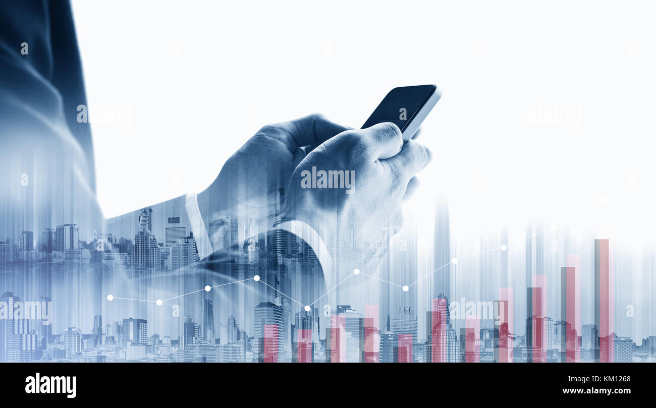 Double Exposure Geschäftsmann mit mobilen Smart Phone mit Grafik Stockfoto