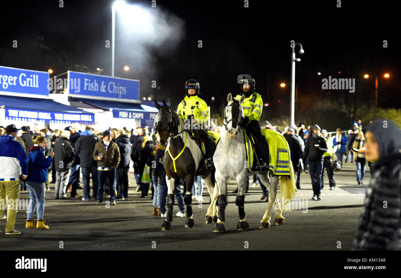 Polizei vor dem Premier League-Spiel zwischen Brighton und Hove Albion und Crystal Palace im American Express Community Stadium in Brighton und Hove. 28 Nov 2017 nur zur redaktionellen Verwendung. Keine Verkaufsförderung. Für Football-Bilder gelten Einschränkungen für FA und Premier League. Keine Nutzung des Internets/Handys ohne FAPL-Lizenz - für Details wenden Sie sich an Football Dataco Stockfoto