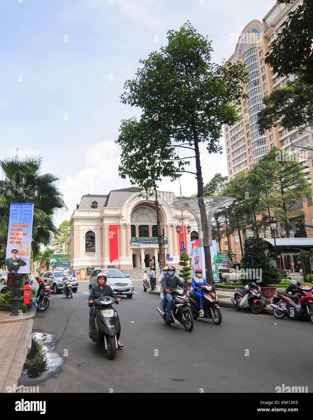 Ho Chi Minh City, Vietnam - Apr 25, 2015 der Verkehr auf der Straße in der Nähe von Saigon Oper oder städtische Theater in Ho Chi Minh Stadt mit vielen Hotels um. Stockfoto