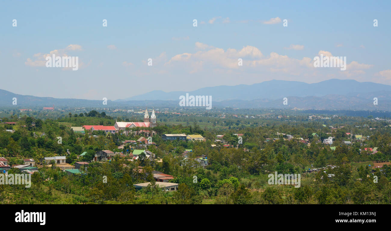 Wunderschöne Aussicht auf das Tal in den Bergen auf dem langbian Plateau um Stadt Da Lat (DALAT) Auf dem Hintergrund des blauen Himmels in Vietnam. Stockfoto