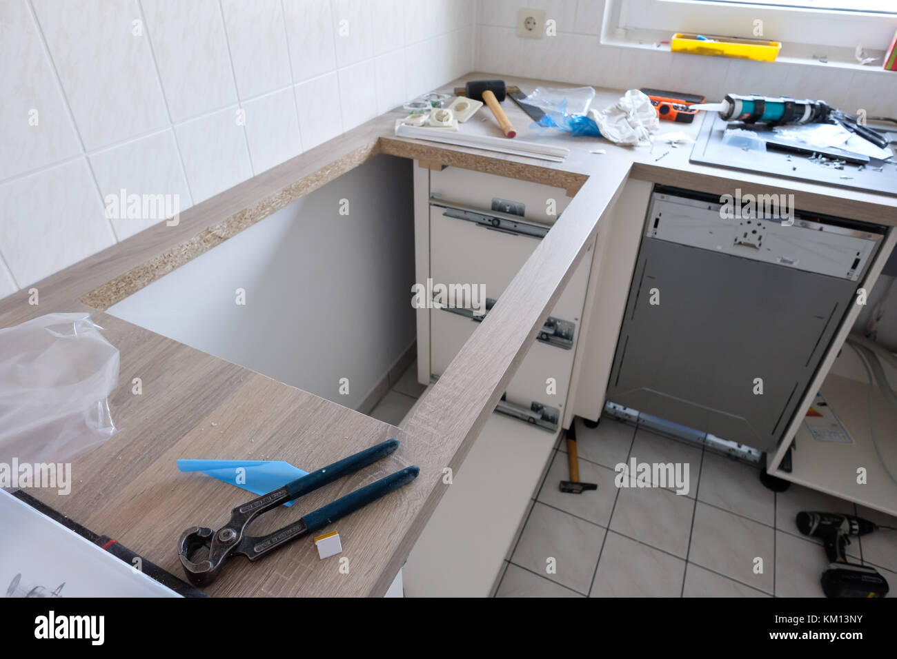 Montage einer Einbauküche mit Werkzeugen hergestellt in Deutschland Stockfoto