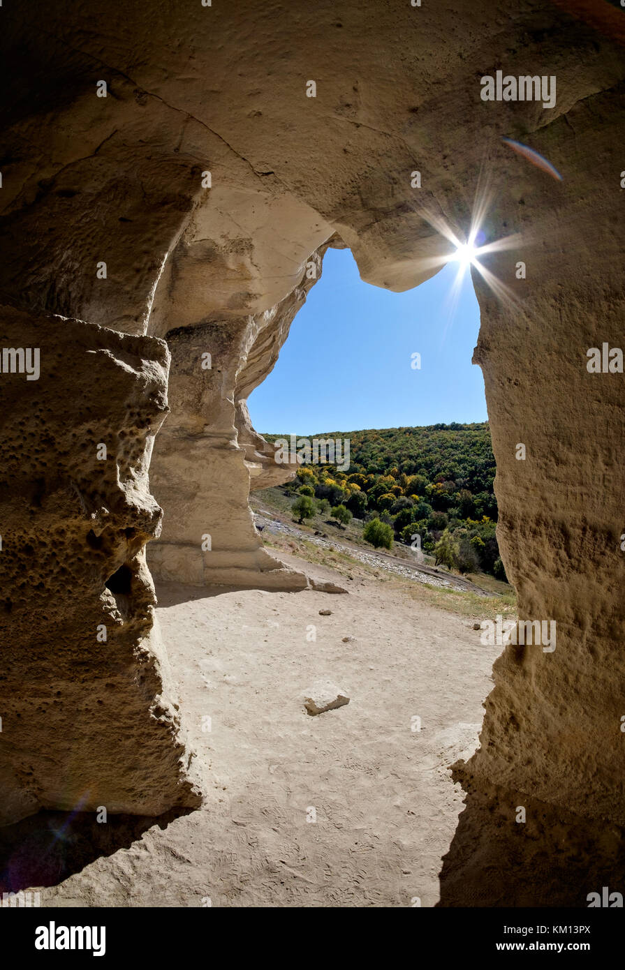 Blick aus der Höhle in der mittelalterlichen Stadt - Festung Chufut-Kale, Krim Stockfoto