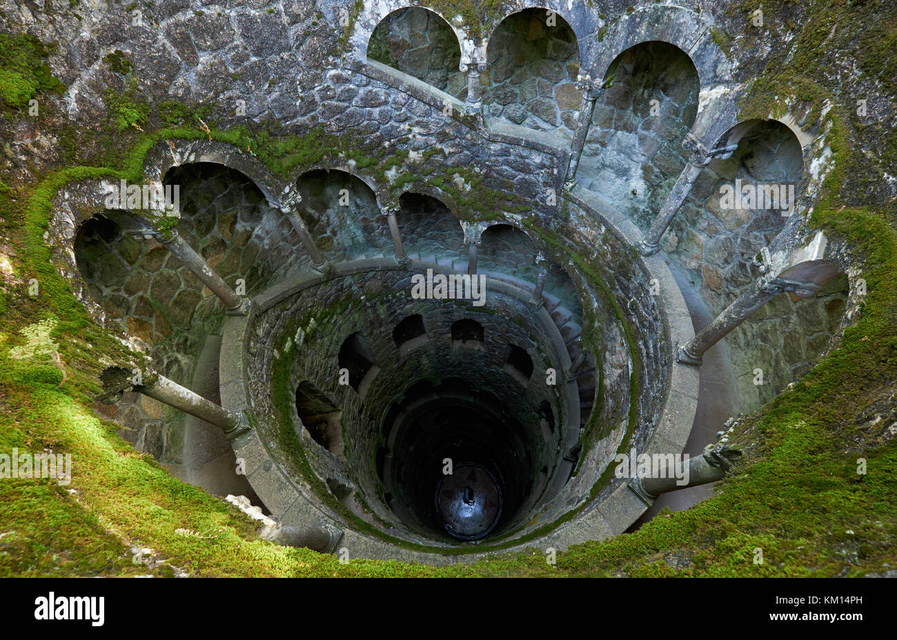 Der Blick in die Einleitung, dessen bemoosten Brunnen u-Türme mit steinernen Treppen gesäumt ähneln. Es war zu zeremoniellen Zwecken der rechtsstaatliche serviert. Stockfoto