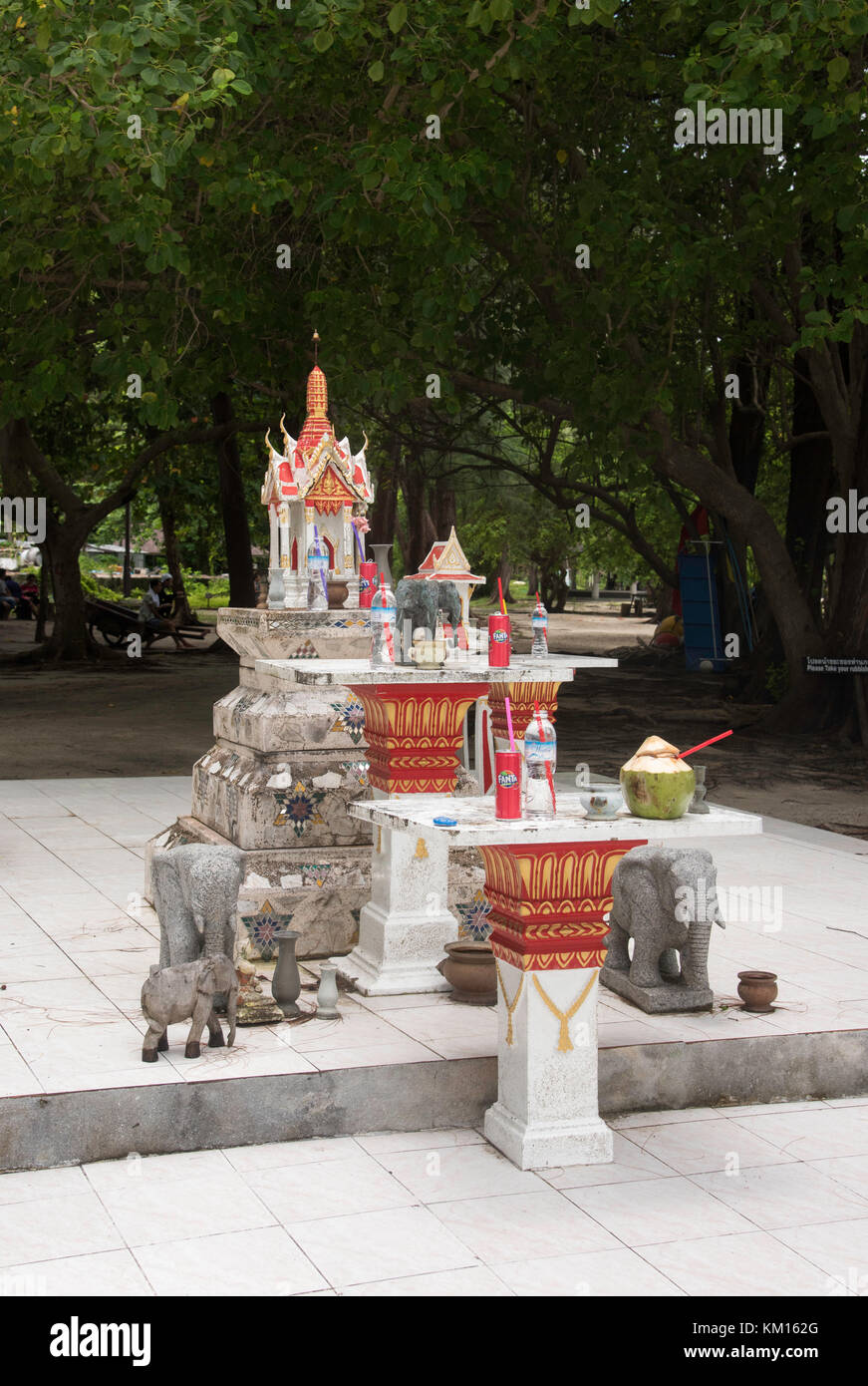 Outdoor buddhistische Heiligtum mit Angeboten Stockfoto