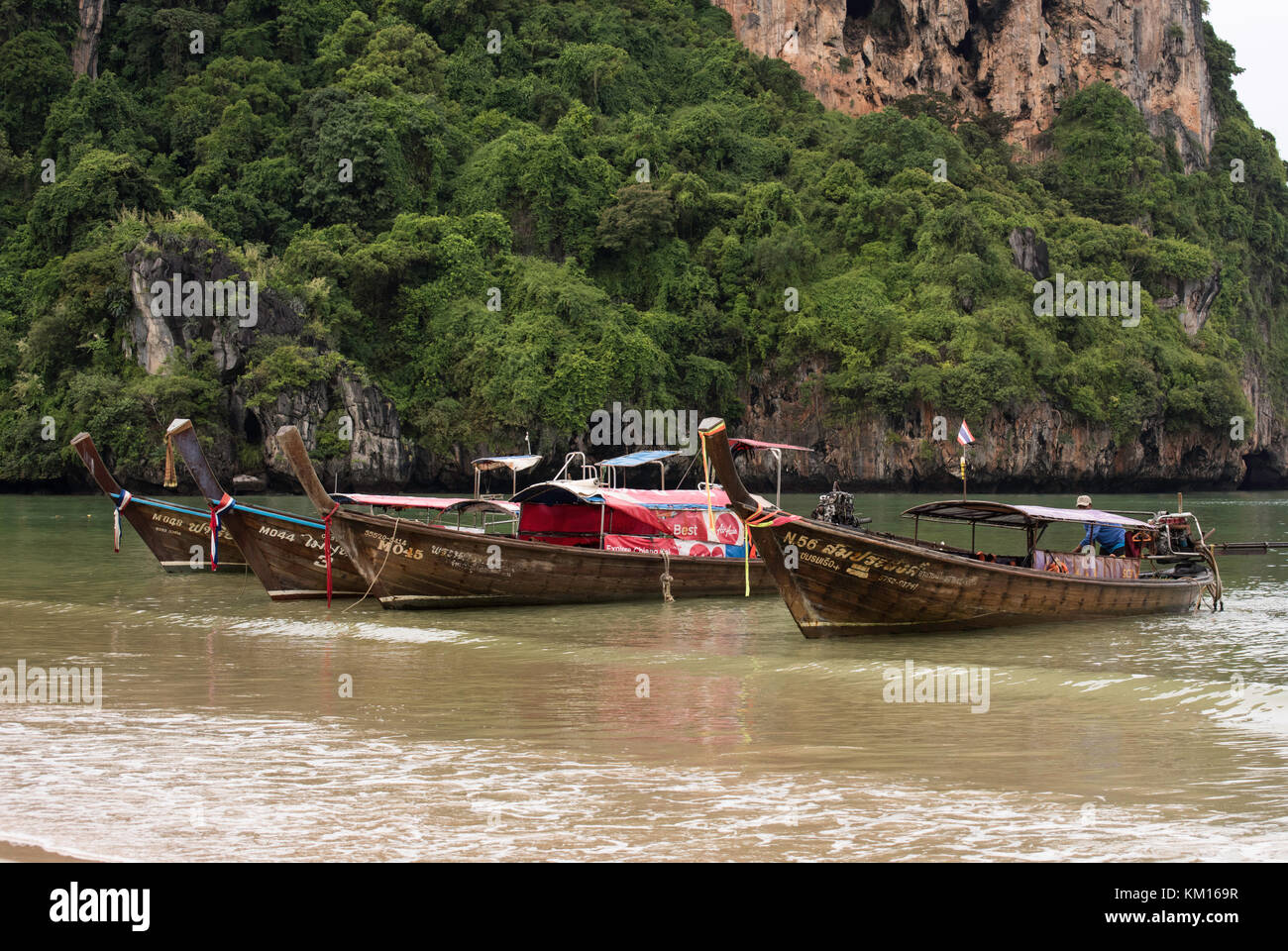Long Tail Boote auf Railay Beach in Krabi, Thailand Stockfoto