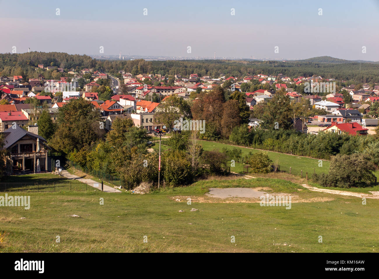 Blick über das polnische Dorf Allenstein in der Nähe von Tschenstochau in weniger Schlesien Polen von der mittelalterlichen Burgruine aus dem 14. Jahrhundert Stockfoto