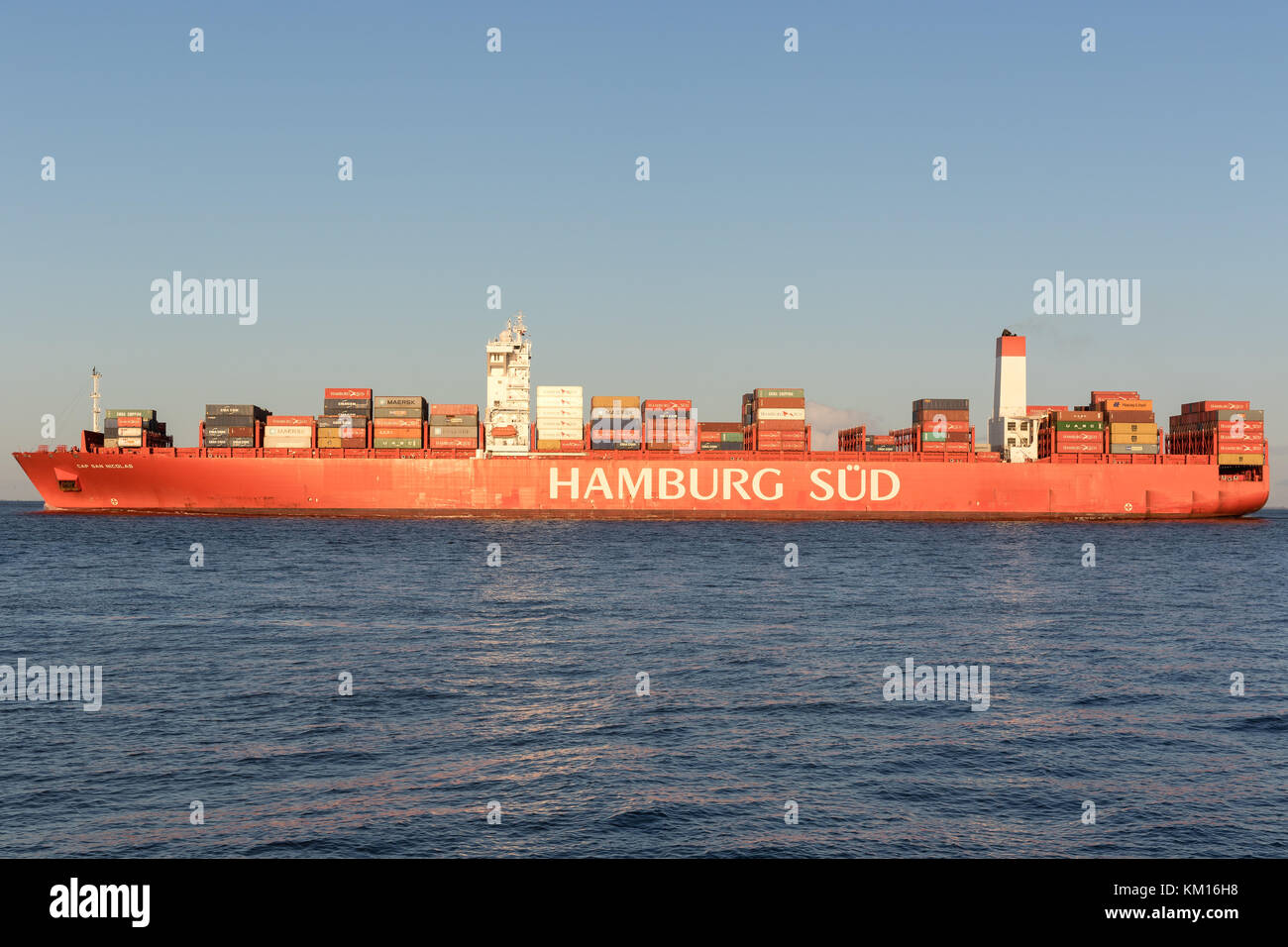 Containerschiff CAP SAN NICOLAS auf der Elbe. German Hamburg Sud ist Teil der dänischen A.P. Moller–Maersk Gruppe seit 1. Dezember 2017. Stockfoto