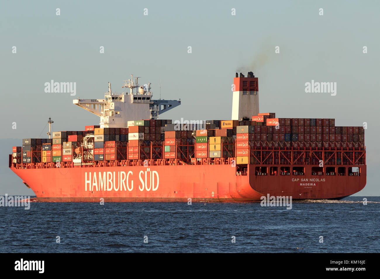 Containerschiff CAP SAN NICOLAS auf der Elbe. German Hamburg Sud ist Teil der dänischen A.P. Moller–Maersk Gruppe seit 1. Dezember 2017. Stockfoto