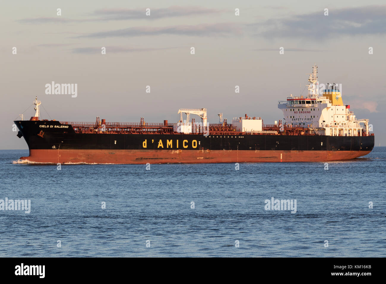 Handysize Produkttanker CIELO DI SALERNO an der Elbe. d’Amico International Shipping ist seit 2007 an der Mailänder Börse notiert. Stockfoto