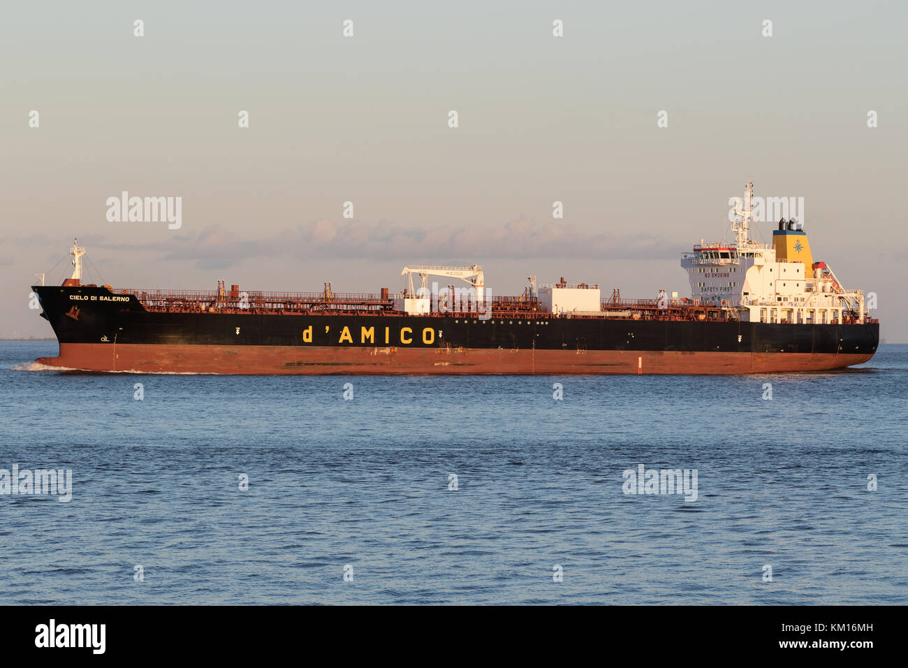 Handysize Produkttanker CIELO DI SALERNO an der Elbe. d’Amico International Shipping ist seit 2007 an der Mailänder Börse notiert. Stockfoto