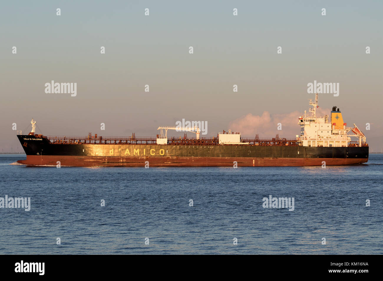 Handysize Produkttanker CIELO DI SALERNO an der Elbe. d’Amico International Shipping ist seit 2007 an der Mailänder Börse notiert. Stockfoto