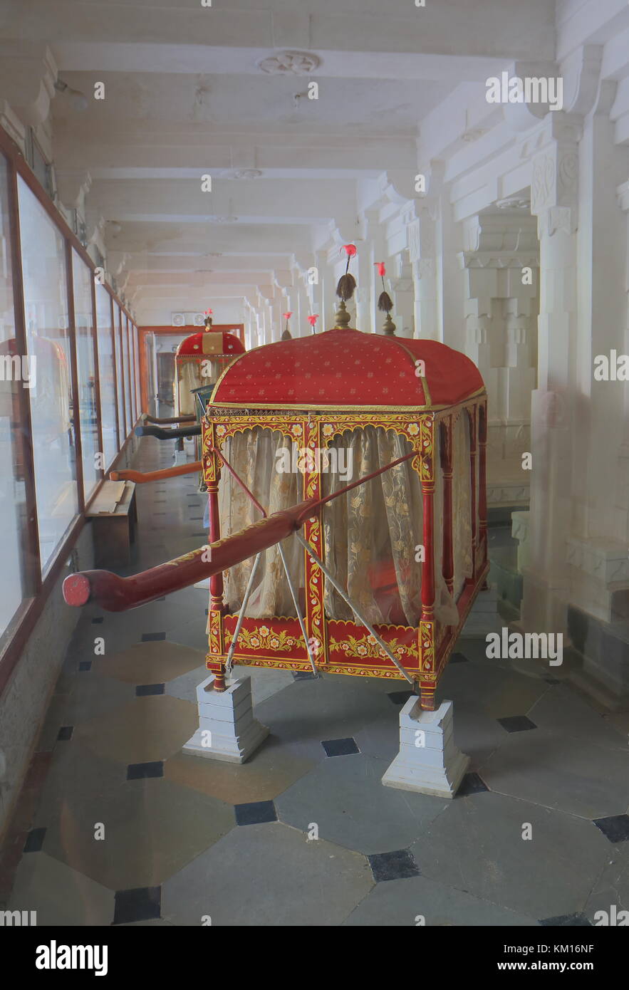 Historische Königsthron Anzeige im City Palace Museum Udaipur Indien. Stockfoto