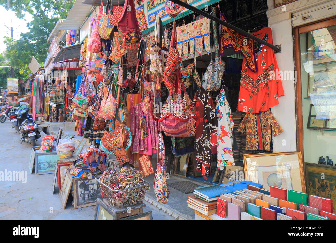 Ein Souvenirladen verkauft schöne Handwerk in Udaipur, Indien. Stockfoto