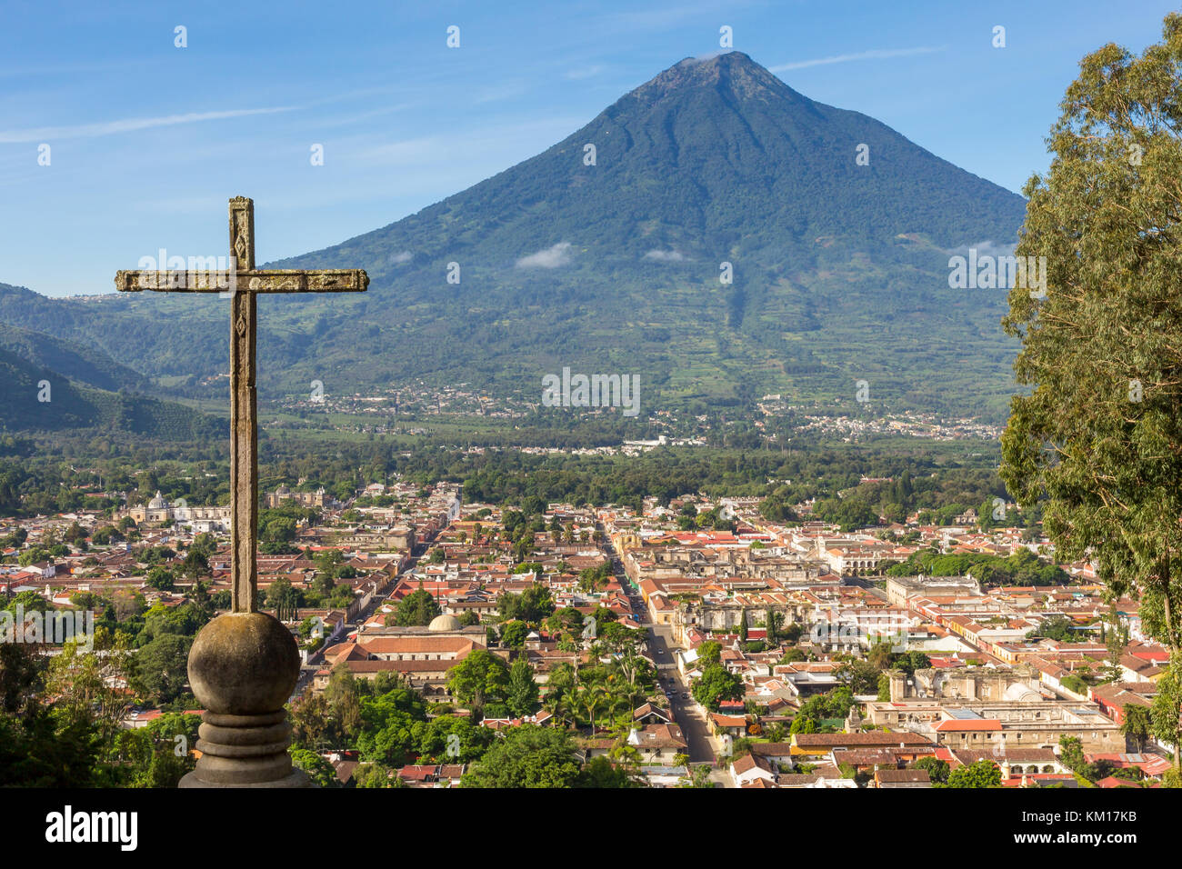 Blick vom Cerro de la Cruz aus Richtung Antigua Guatemala Stockfoto Blick vom Cerro de la Cruz aus Richtung Antigua Guatemala Stockfoto