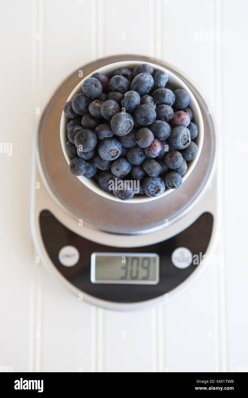 Heidelbeeren auf digitalen Essen Waage wiegen Stockfotografie